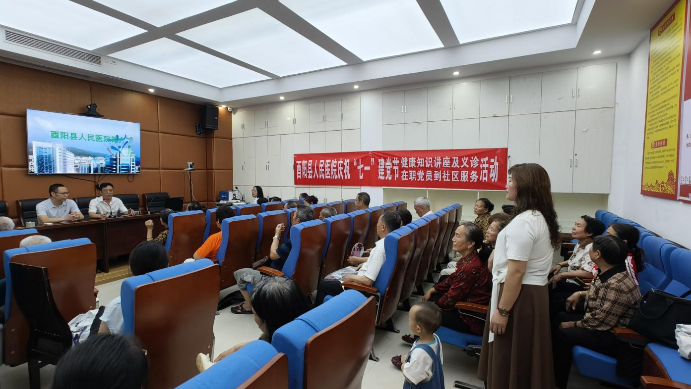 县人民医院赴桃花源社区开展庆“七一”  健康义诊活动